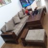 ghế sofa gỗ tự nhiên ở chung cư